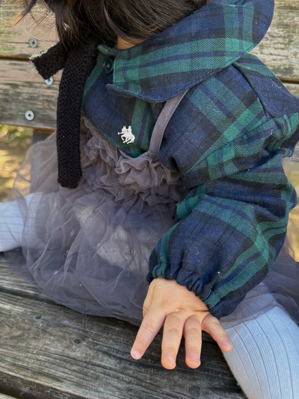 「レイヤード、レイヤードスタイル、春コーデ、キッズコーデ、キッズファッション、子供服、チュール、春カラー、シャツスタイル、シャツコーデ、チェックシャツ」｜「petit mainの【リンク】チュールキャミTシャツセット(キッズサイズ)（Tシャツ/カットソー、グレー系）」を使った、soy🍃さん（キッズ・70cm）の冬コーディネートの3枚目の写真