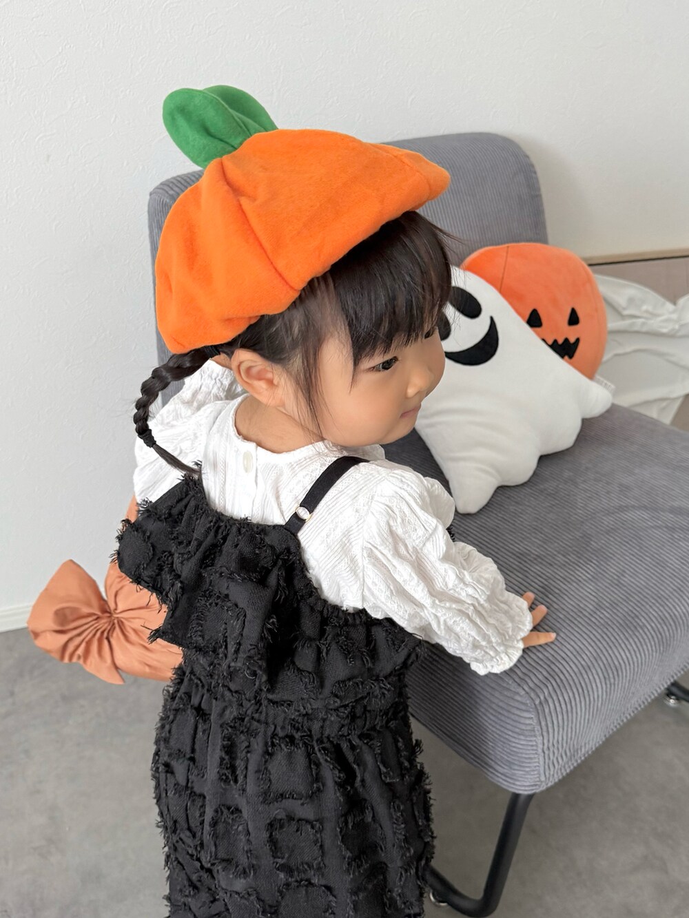 ブラック系のオールインワン・サロペット、オレンジ系の雑貨/ホビーを着用したキッズの秋コーディネートの4枚目の写真