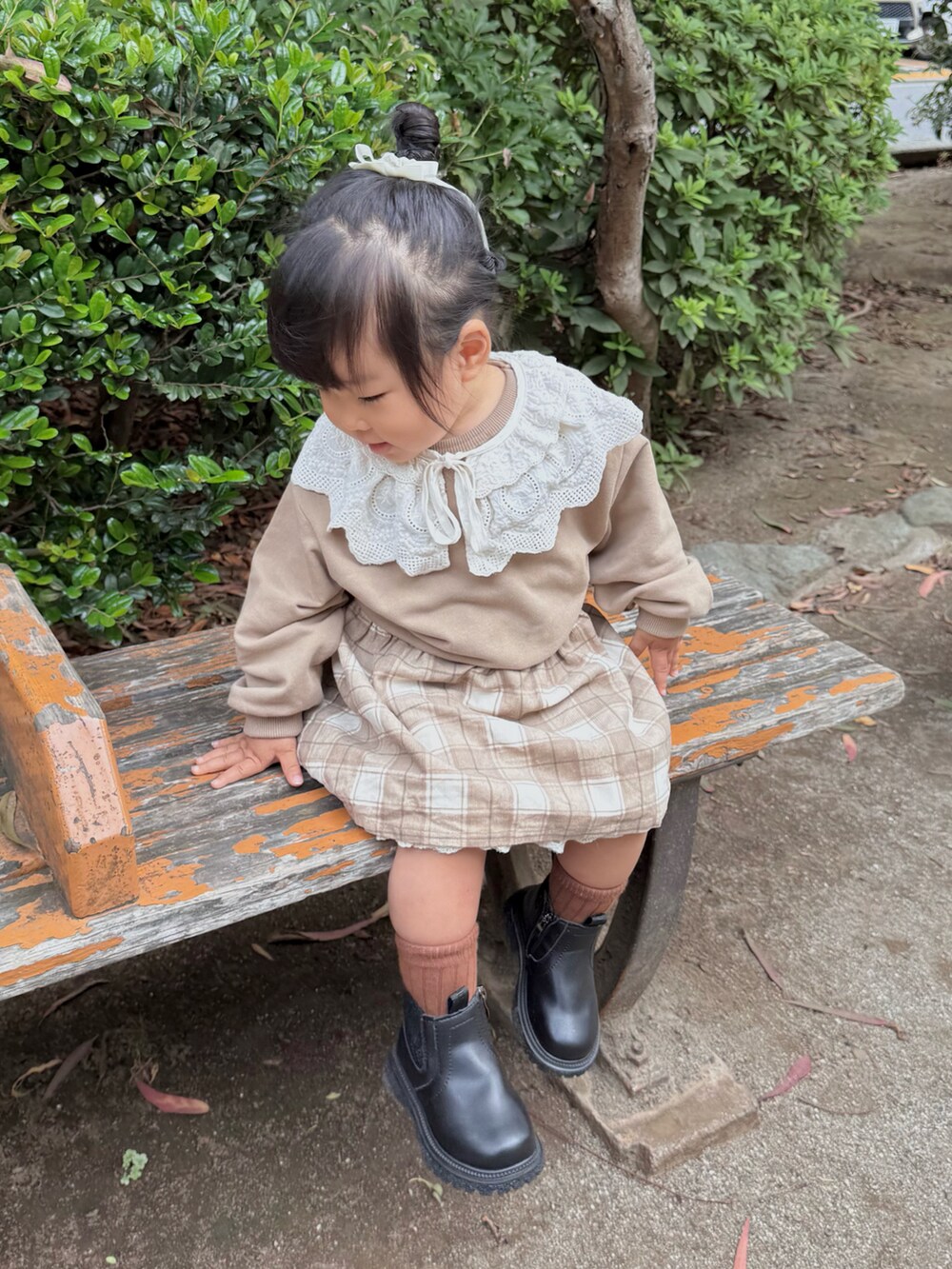 ベージュ系のスウェット、ベージュ系のスカートを着用したキッズの秋コーディネートの2枚目の写真