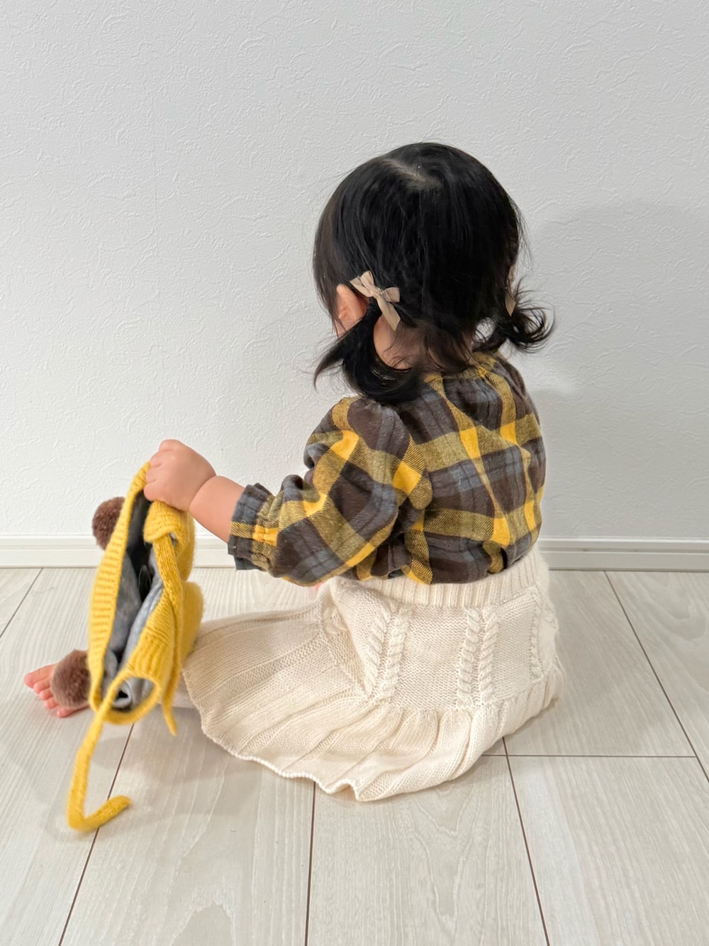 「ミニスカート、春コーデ、おでかけコーデ、お出かけコーデ、キッズファッション、キッズコーデ、ベビーコーデ、春色、春カラー」｜「petit mainのニットプリーツスカート（スカート、ホワイト系）」を使った、soy🍃さん（キッズ・70cm）の冬コーディネートの2枚目の写真