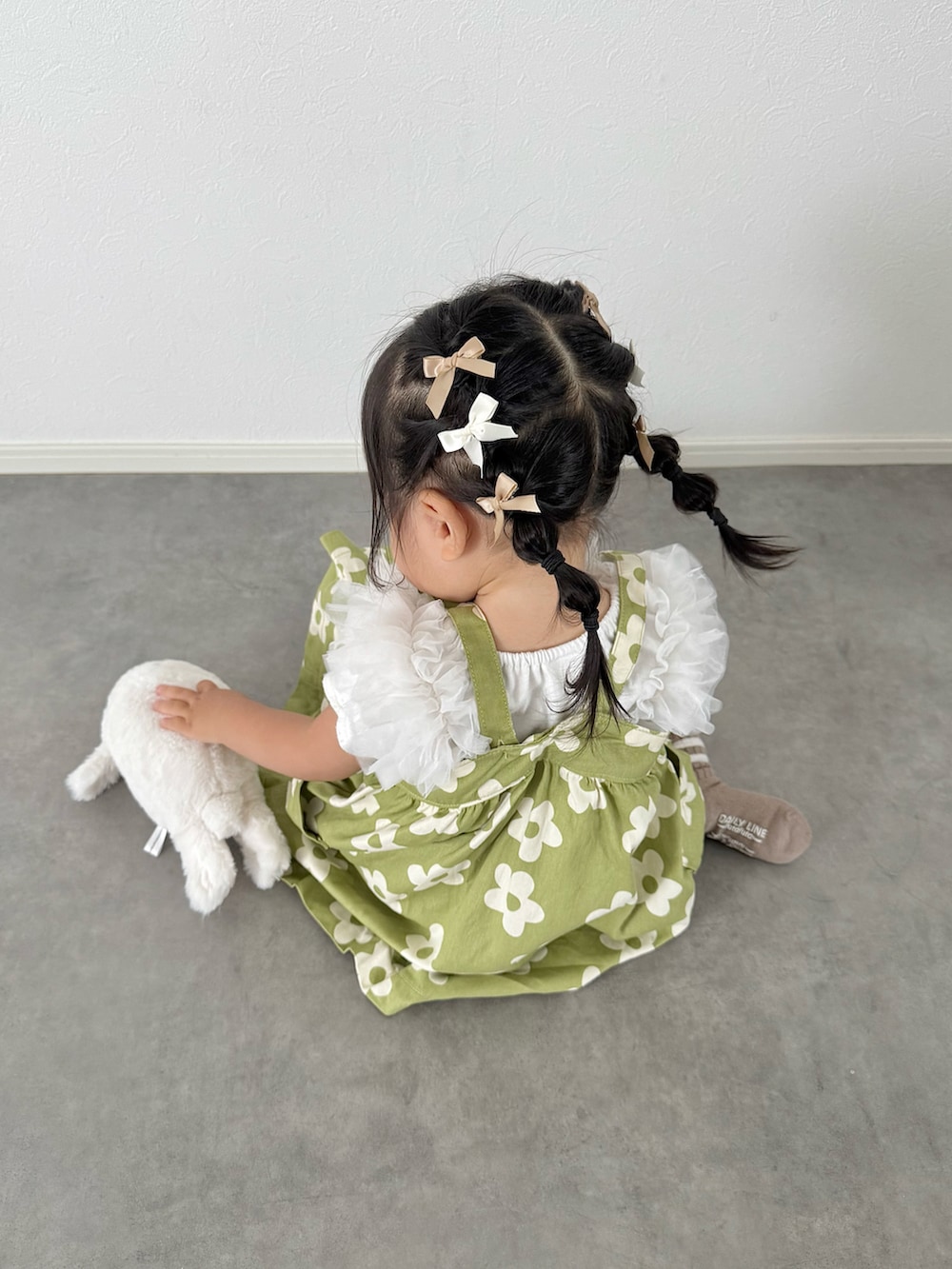 ホワイト系のTシャツ/カットソー、グリーン系のジャンパースカートを着用したキッズの夏コーディネートの3枚目の写真