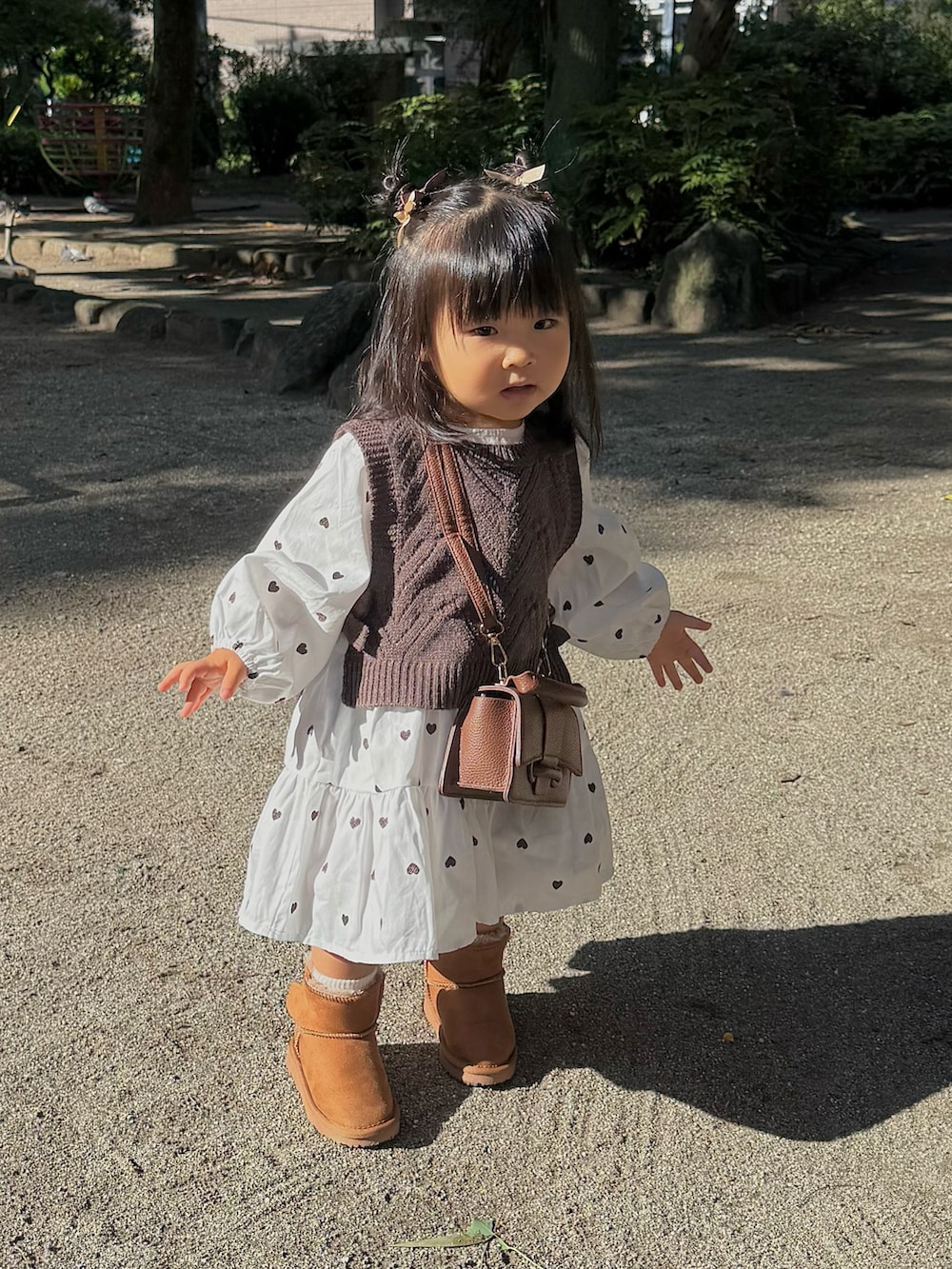 イエロー系のブーツ、ブラウン系のシャツワンピースを着用したキッズの秋コーディネートの5枚目の写真