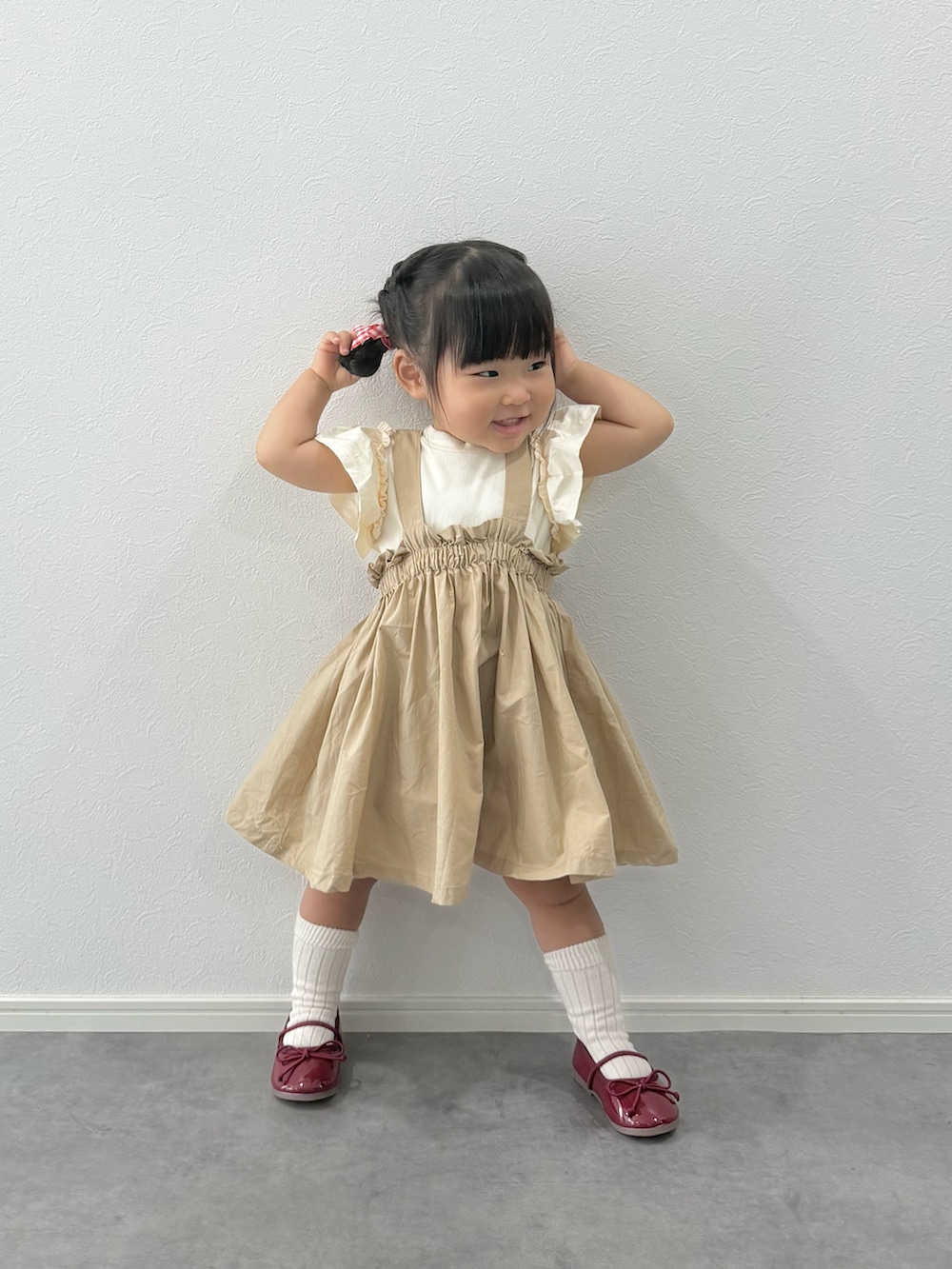 ベージュ系のワンピース/ドレスを着用したキッズの秋コーディネートの2枚目の写真