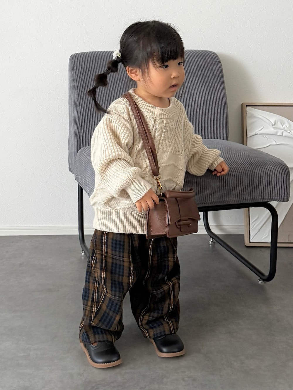 イエロー系のその他パンツ、ホワイト系のニット/セーターを着用したキッズの秋コーディネートの3枚目の写真