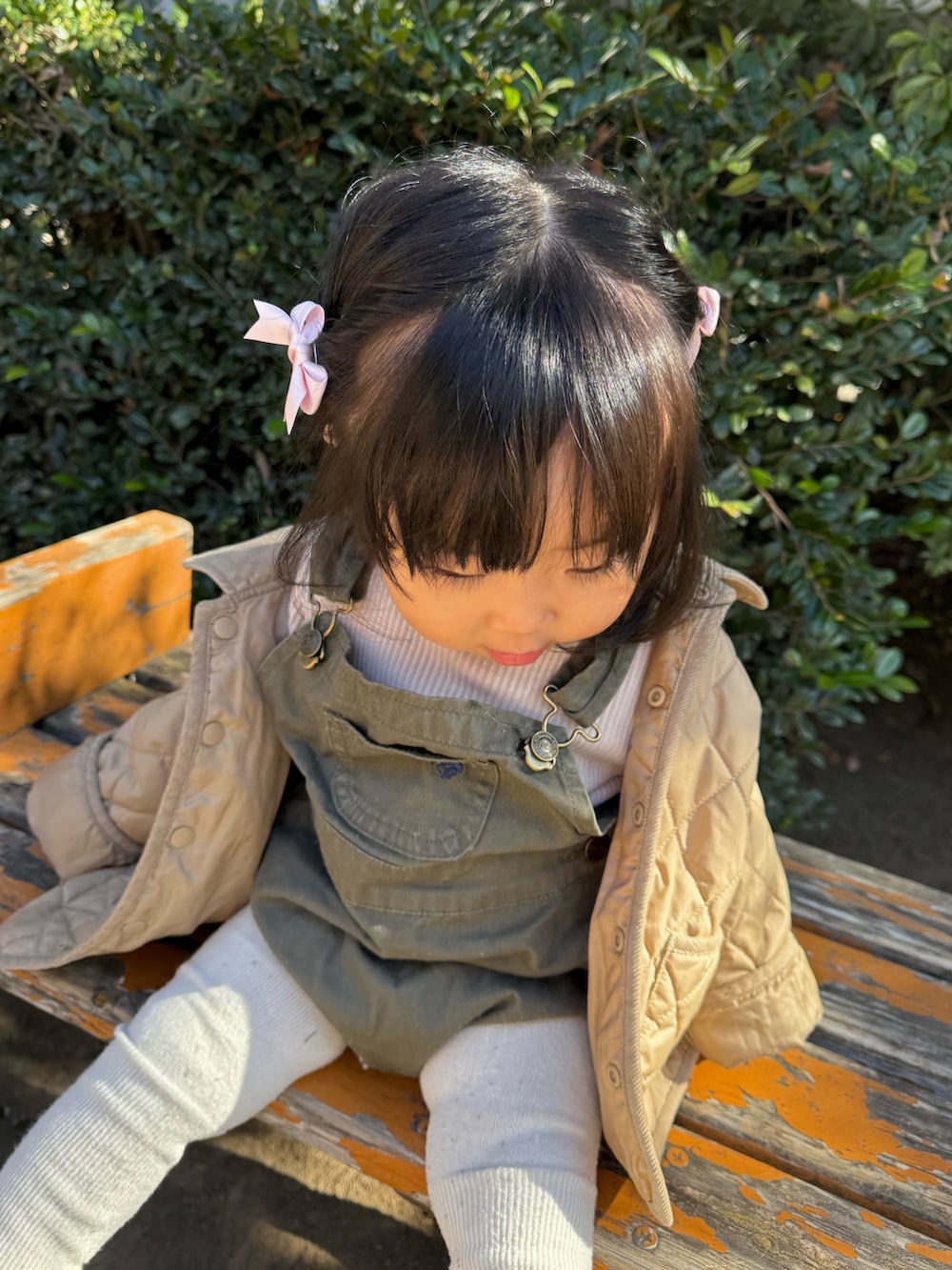 「チョコ色に染まれ、春服コーデ、お出かけコーデ、サロペット、ベビーコーデ、キッズコーデ、キッズファッション」｜「BRANSHESのテレコ長袖ボディースーツ（その他ベビー用品、ピンク系）」を使った、soy🍃さん（キッズ・70cm）の冬コーディネートの2枚目の写真
