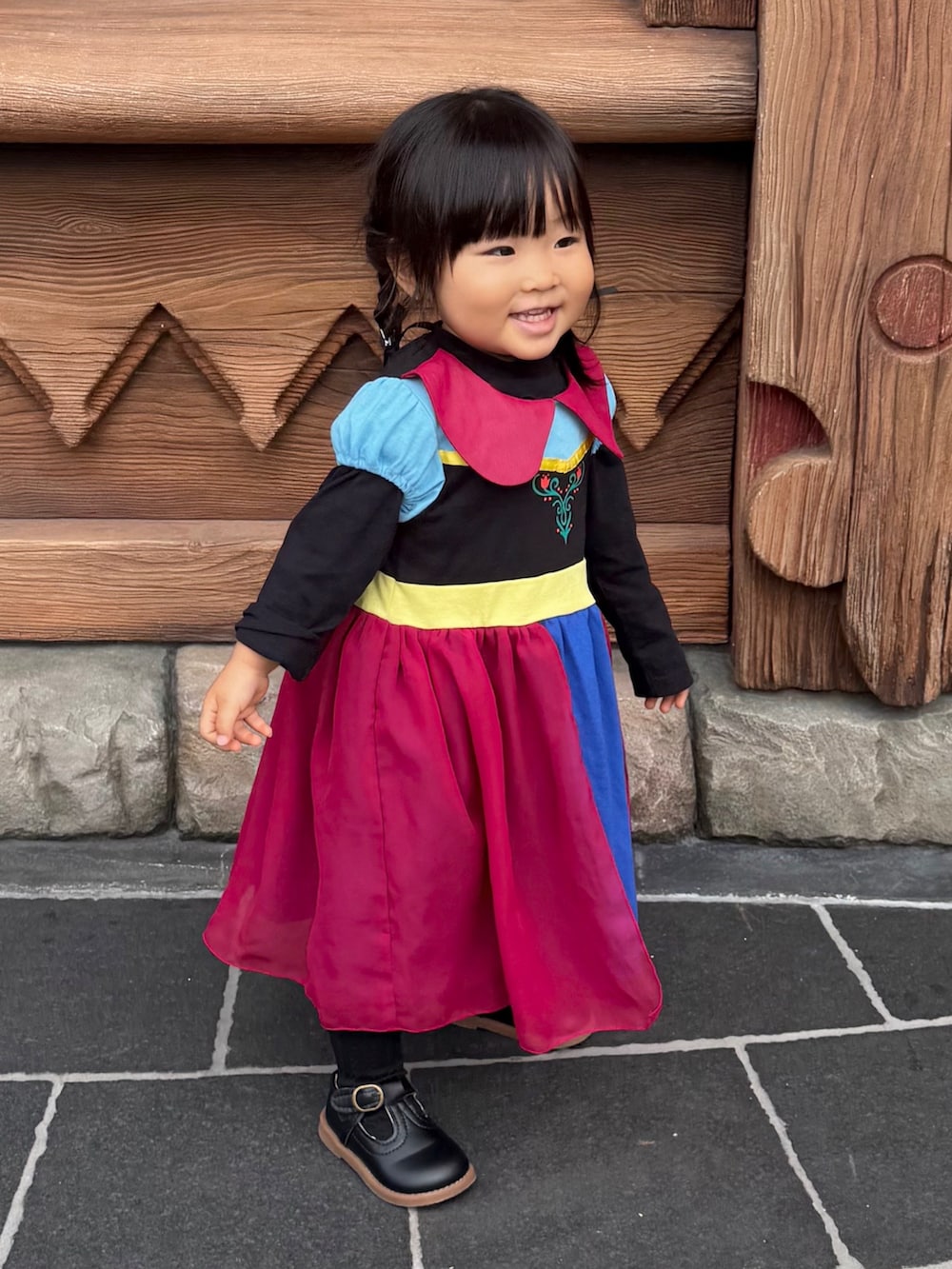 ピンク系のワンピースを着用したキッズの秋コーディネートの2枚目の写真