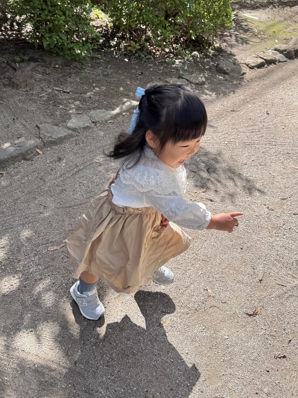 グレー系のスニーカー、ベージュ系のワンピース/ドレスを着用したキッズの秋コーディネートの2枚目の写真