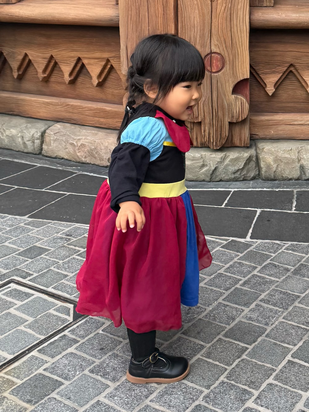 ピンク系のワンピースを着用したキッズの秋コーディネートの3枚目の写真