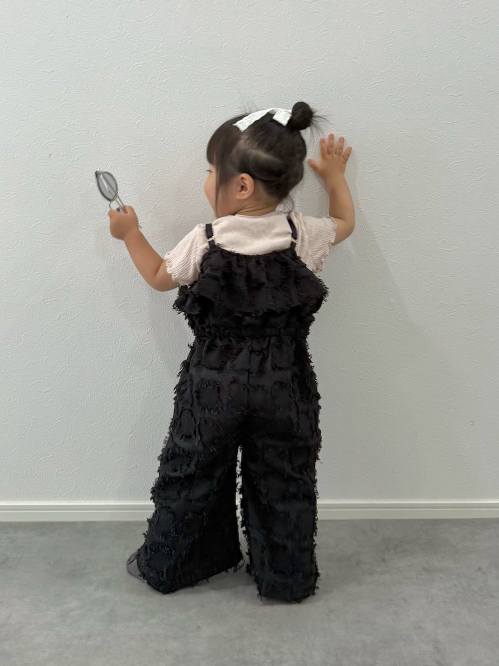 「お出かけコーデ、サロペット、Tシャツコーデ、キッズファッション、テーマパークコーデ、フリンジ、オトナカジュアル」｜「petit mainの【GOODPRICE】カット楊柳Tシャツ（Tシャツ/カットソー、ピンク系）」を使った、soy🍃さん（キッズ・80cm）の夏コーディネートの2枚目の写真