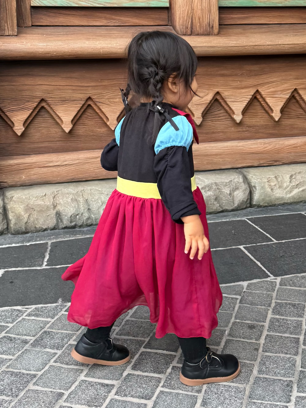 ピンク系のワンピースを着用したキッズの秋コーディネートの4枚目の写真