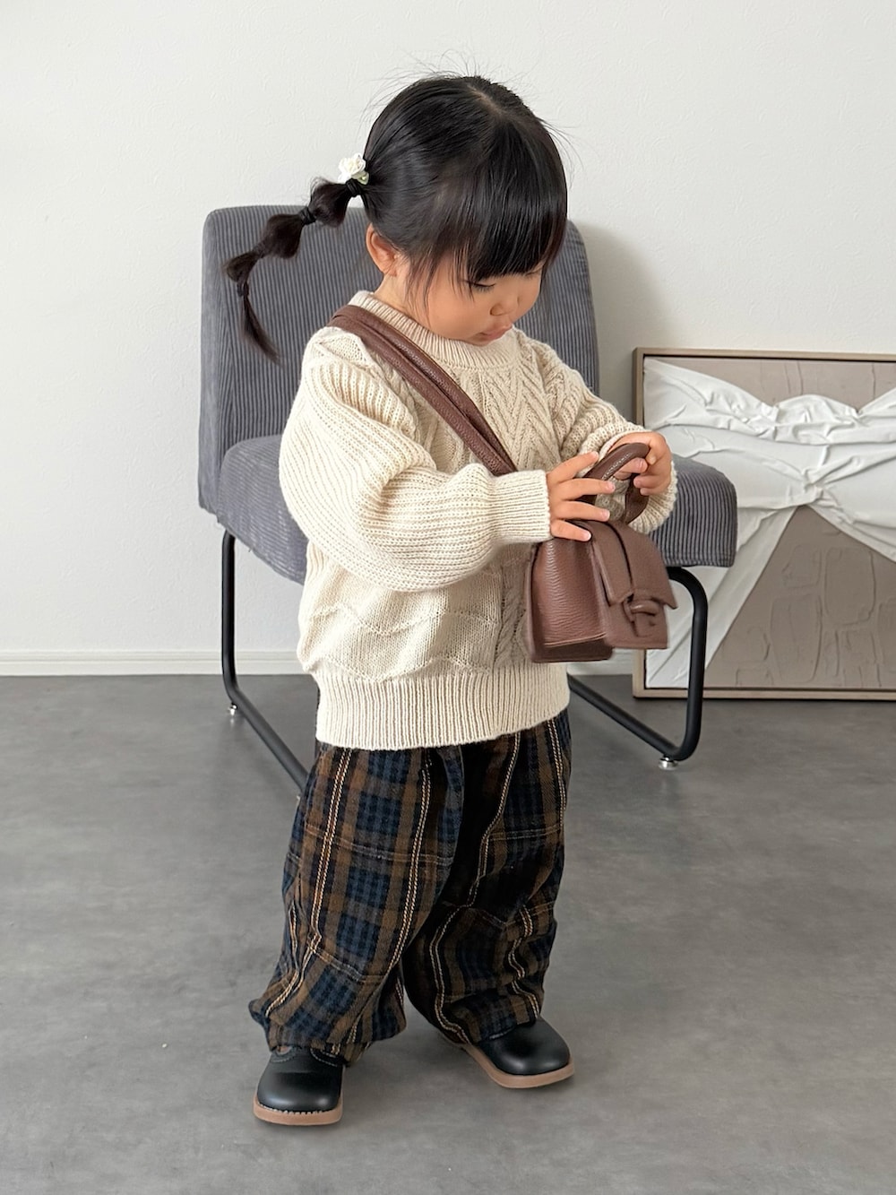 イエロー系のその他パンツ、ホワイト系のニット/セーターを着用したキッズの秋コーディネートの4枚目の写真