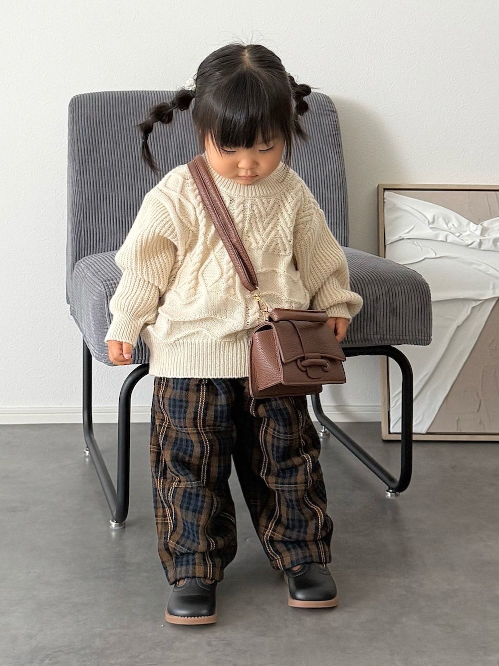 イエロー系のその他パンツ、ホワイト系のニット/セーターを着用したキッズの秋コーディネートの2枚目の写真