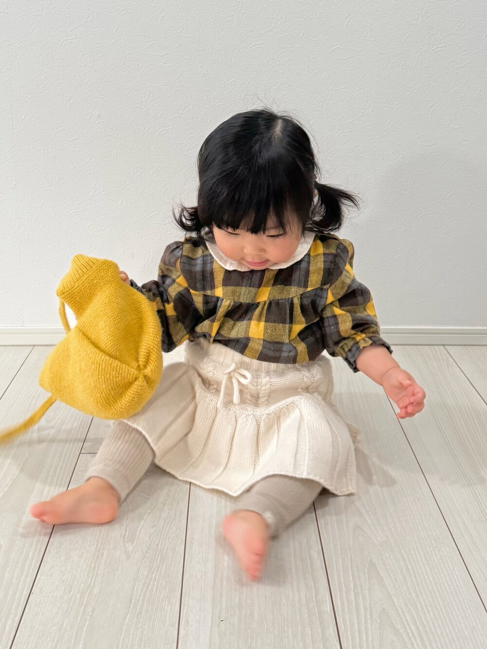 「ミニスカート、春コーデ、おでかけコーデ、お出かけコーデ、キッズファッション、キッズコーデ、ベビーコーデ、春色、春カラー」｜「petit mainのニットプリーツスカート（スカート、ホワイト系）」を使った、soy🍃さん（キッズ・70cm）の冬コーディネートの3枚目の写真