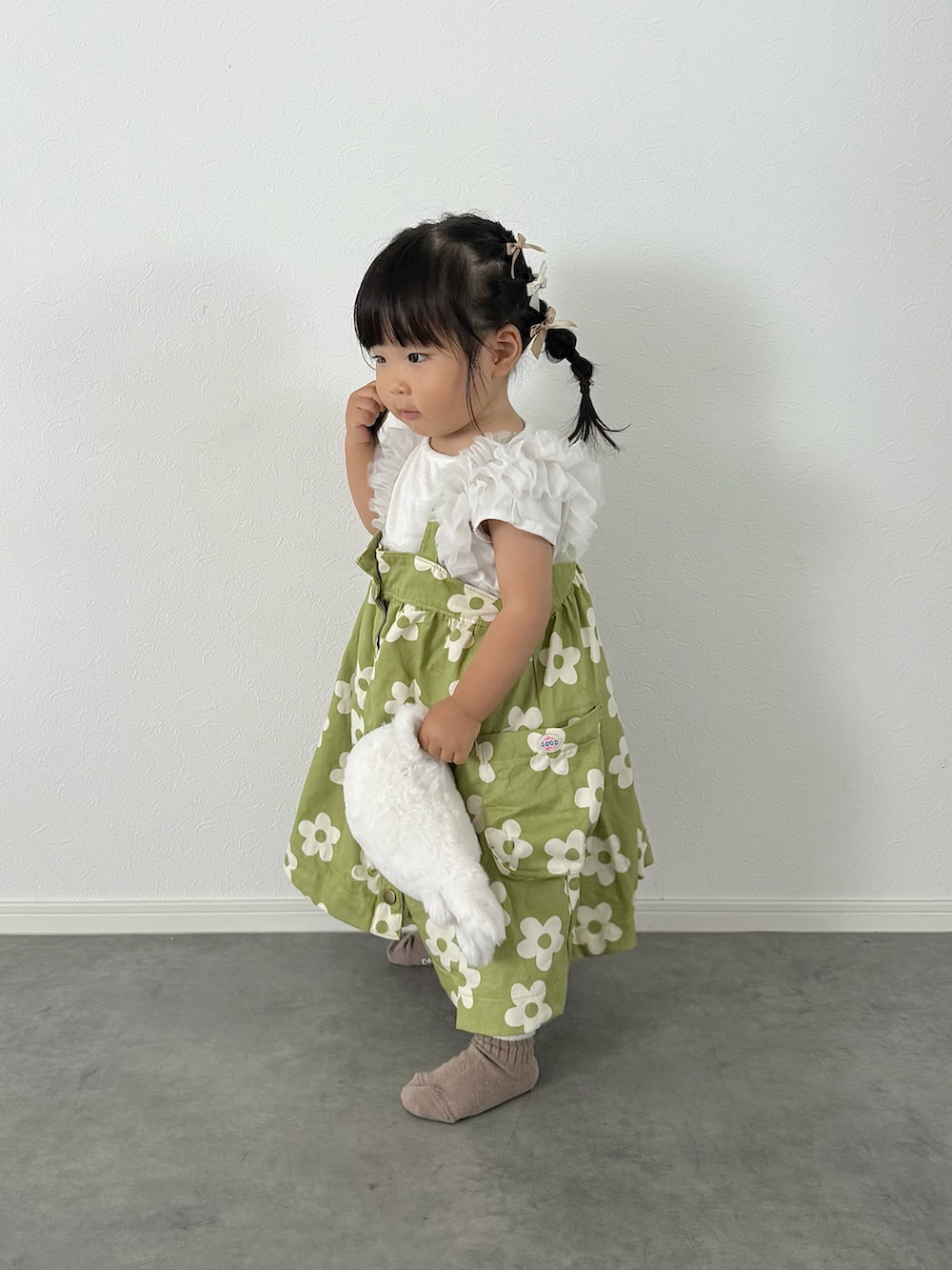 ホワイト系のTシャツ/カットソー、グリーン系のジャンパースカートを着用したキッズの夏コーディネートの2枚目の写真