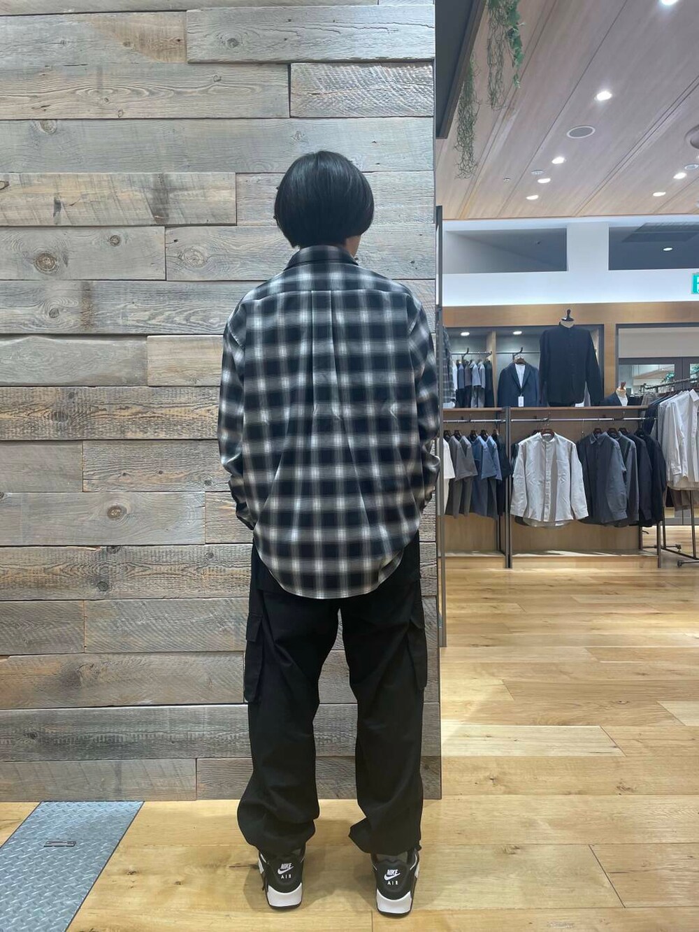 ブラック系のシャツ/ブラウス、ブラック系のその他パンツ、グレー系のスニーカーを着用したメンズの秋コーディネートの2枚目の写真