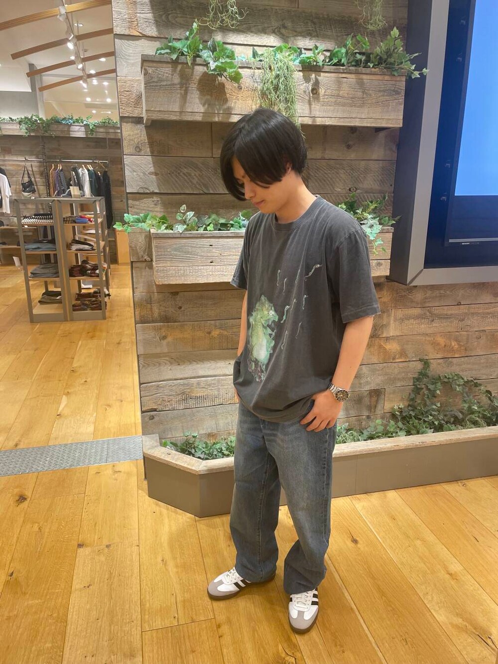 その他のTシャツ/カットソー、ホワイト系のスニーカー、ブルー系のデニムパンツを着用したメンズの夏コーディネートの3枚目の写真