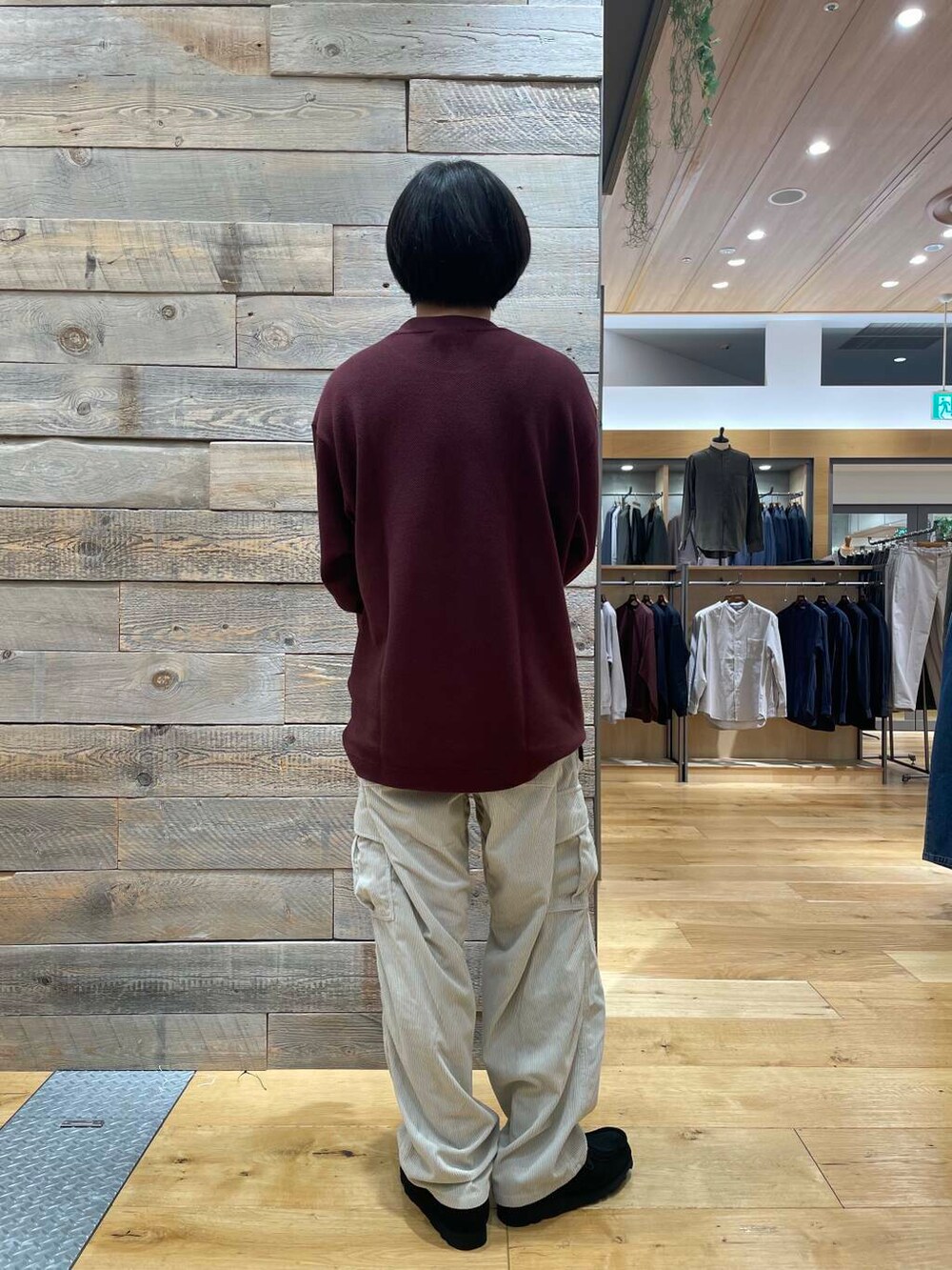 ブラック系のブーツ、レッド系のTシャツ/カットソー、ホワイト系のその他パンツを着用したメンズの秋コーディネートの2枚目の写真