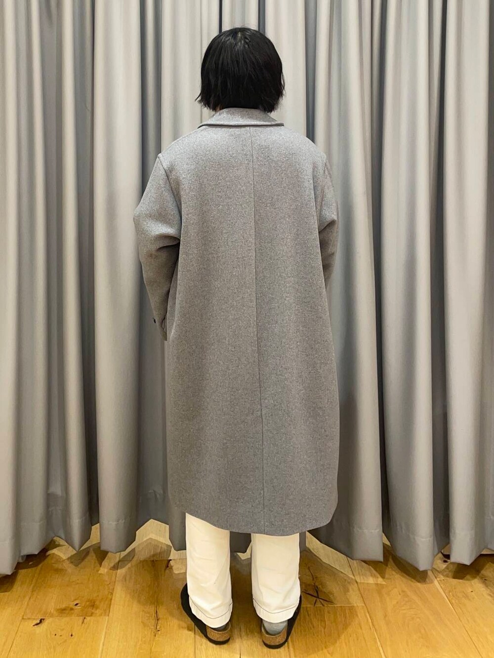 グレー系のその他アウター、グリーン系のスウェット、ブラック系のサンダルを着用したメンズの冬コーディネートの2枚目の写真