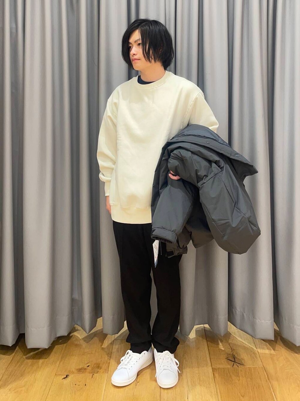 ホワイト系のスニーカー、ホワイト系のスウェット、グレー系のダウンジャケット/コートを着用したメンズの冬コーディネートの2枚目の写真