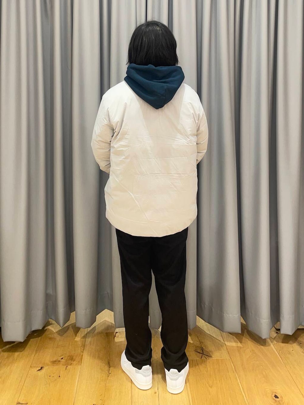 ホワイト系のスニーカー、グリーン系のスウェット、グレー系のダウンジャケット/コートを着用したメンズの冬コーディネートの2枚目の写真