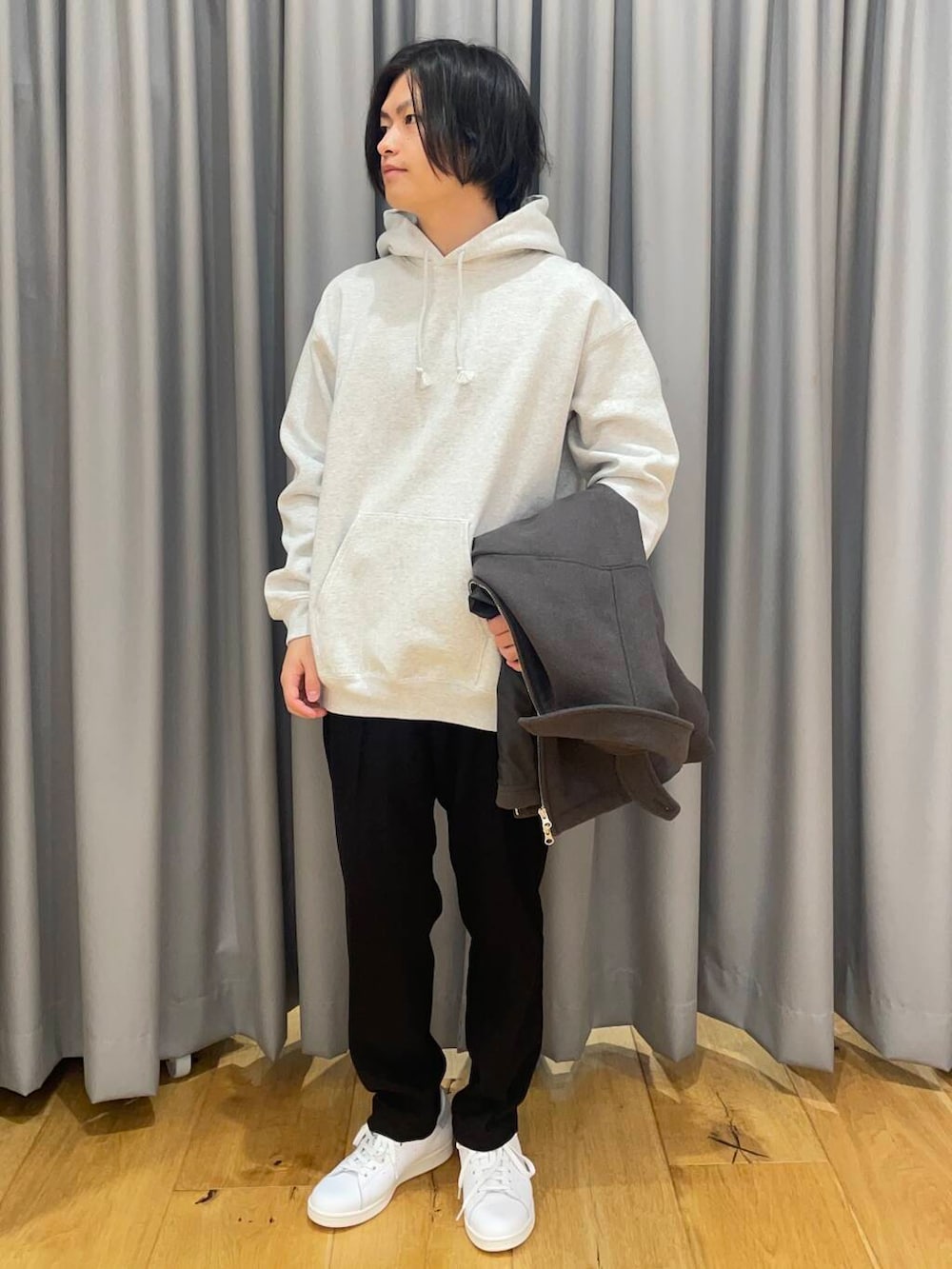 グレー系のスウェット、グレー系のブルゾン、ブラック系のその他パンツを着用したメンズの秋コーディネートの2枚目の写真