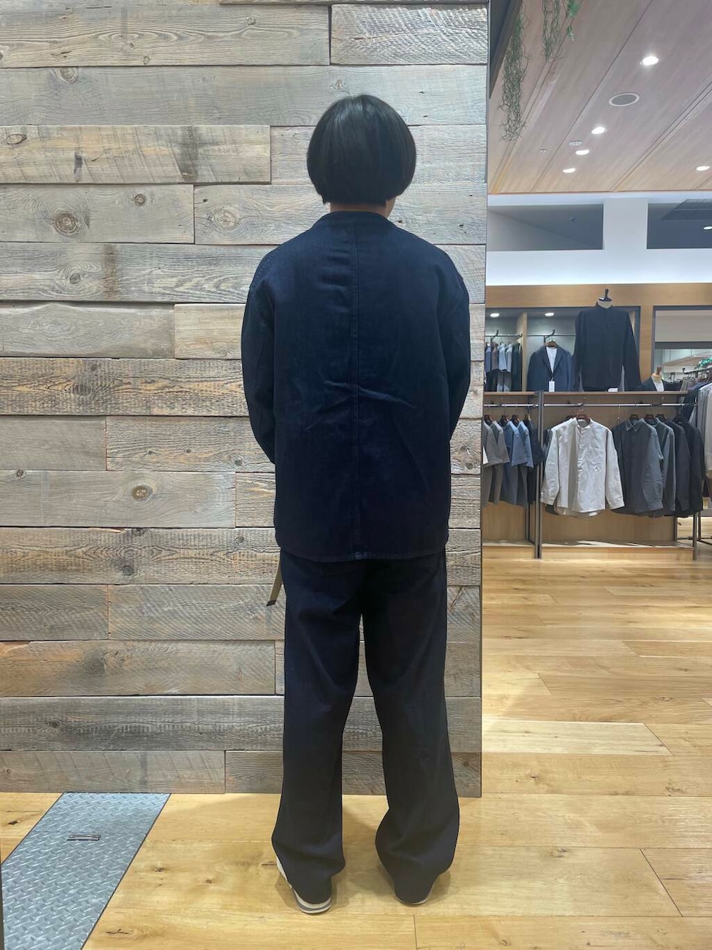 ブルー系のデニムパンツ、ブルー系のデニムジャケット、イエロー系のTシャツ/カットソーを着用したメンズの秋コーディネートの2枚目の写真