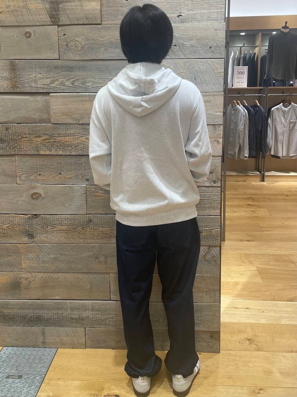 ブルー系のデニムパンツ、グレー系のスニーカー、グレー系のパーカーを着用したメンズの秋コーディネートの2枚目の写真