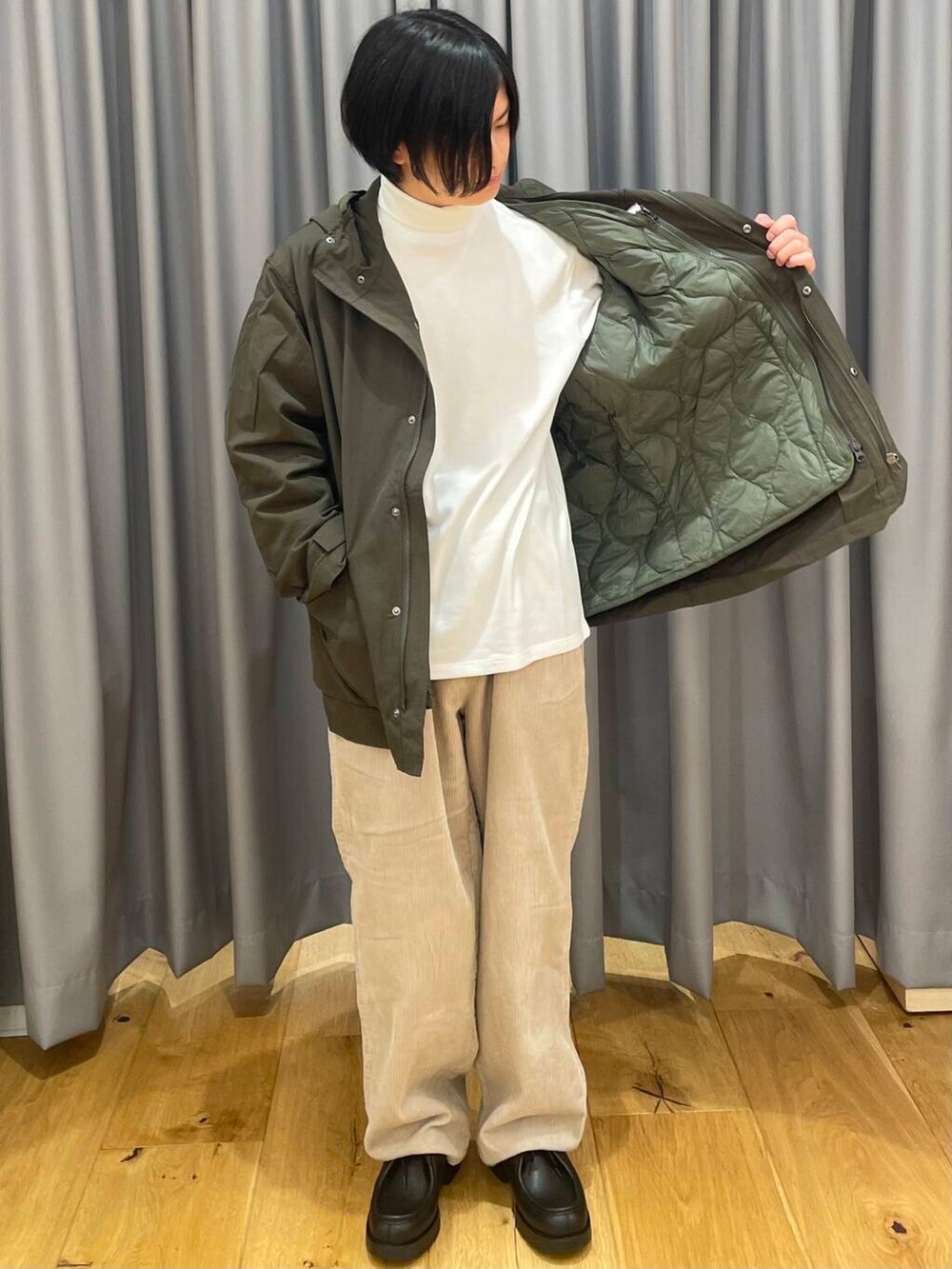 グリーン系のミリタリージャケット、ホワイト系のその他パンツ、ホワイト系のTシャツ/カットソーを着用したメンズの秋コーディネートの2枚目の写真