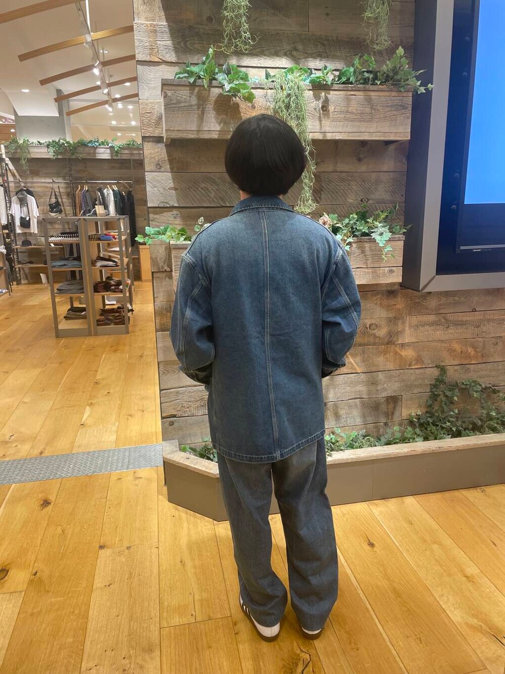 その他のTシャツ/カットソー、ホワイト系のスニーカー、ブルー系のデニムパンツを着用したメンズの夏コーディネートの2枚目の写真