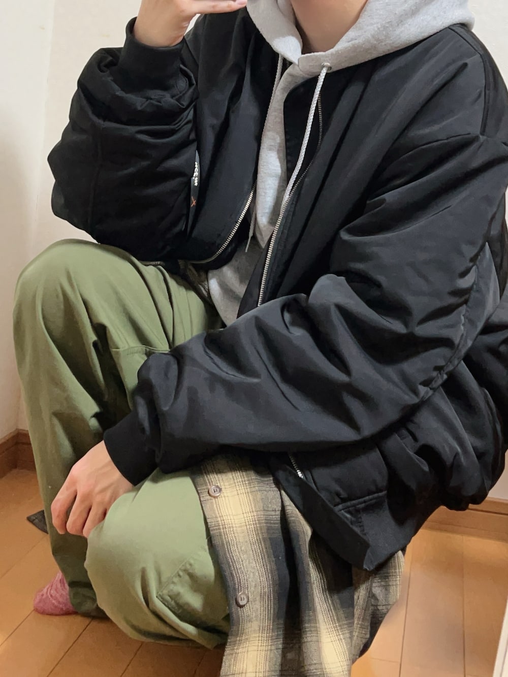 ブラウン系のシャツ/ブラウスを着用したメンズの秋コーディネートの2枚目の写真