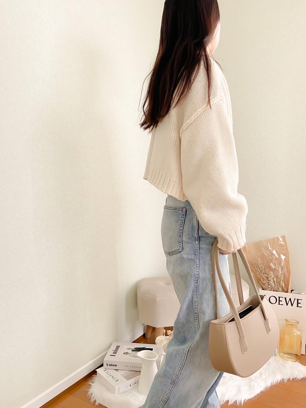 ホワイト系のカーディガン/ボレロを着用したレディースの春コーディネートの2枚目の写真