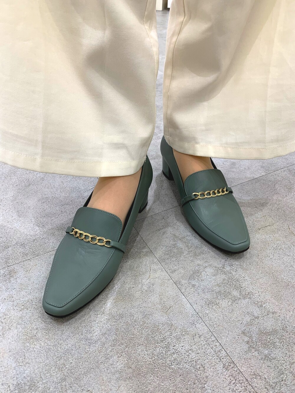 ブラウン系のローファーを着用したレディースの夏コーディネートの2枚目の写真