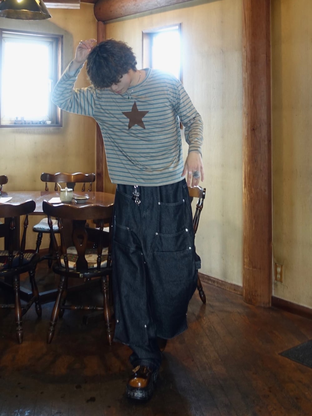 グリーン系のTシャツ/カットソー、ブルー系のデニムパンツ、ブラウン系のローファーを着用したメンズの春コーディネートの2枚目の写真