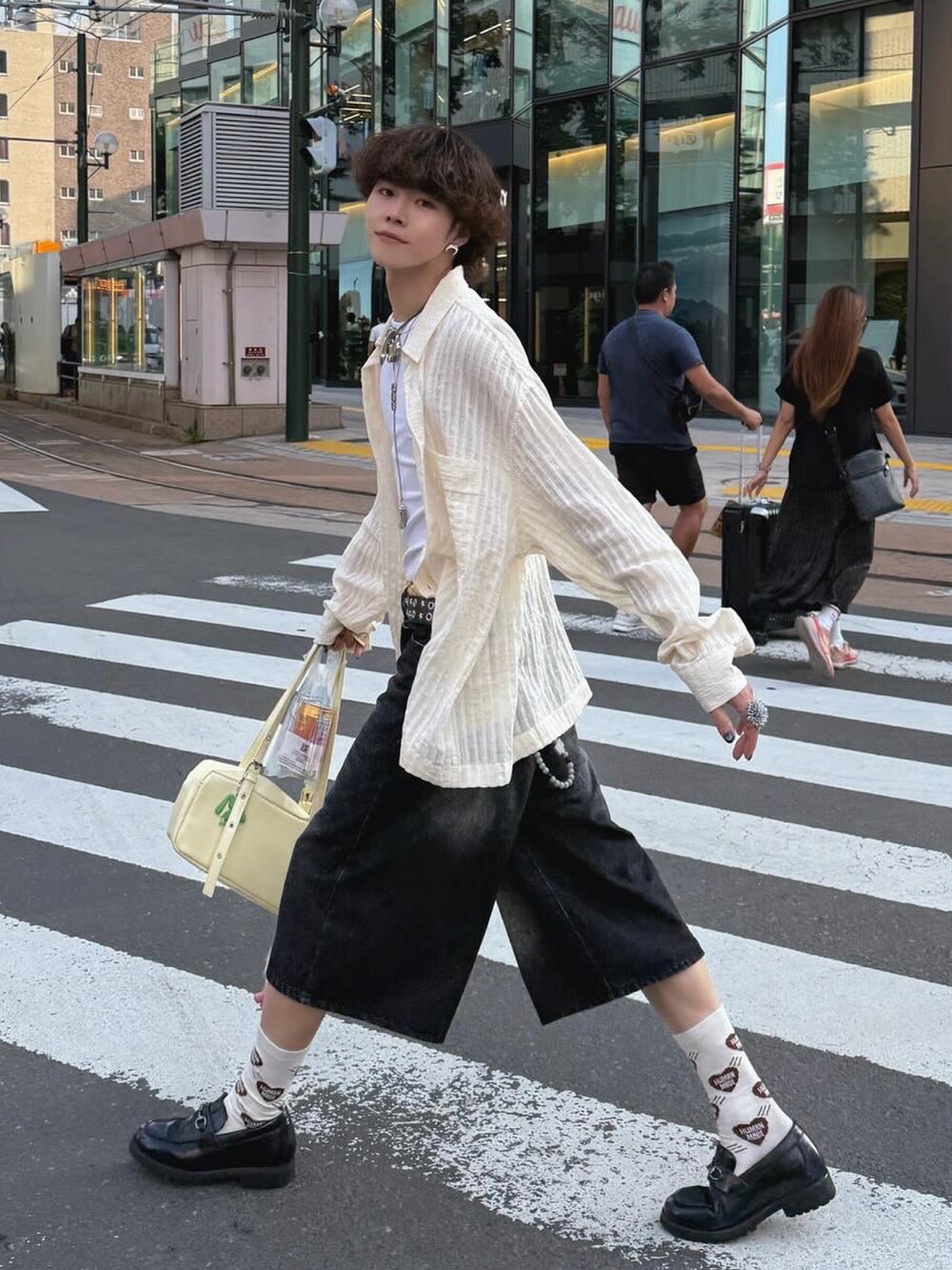 ホワイト系のタンクトップ、イエロー系のシャツ/ブラウス、イエロー系のハンドバッグを着用したメンズの夏コーディネートの2枚目の写真