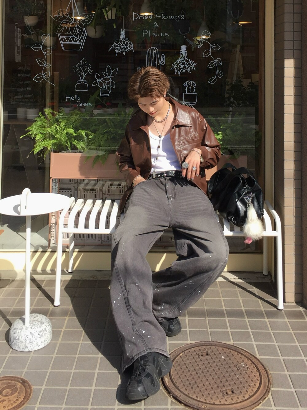 ブラウン系のその他アウター、ホワイト系のタンクトップ、ブラック系のデニムパンツを着用したメンズの秋コーディネートの2枚目の写真