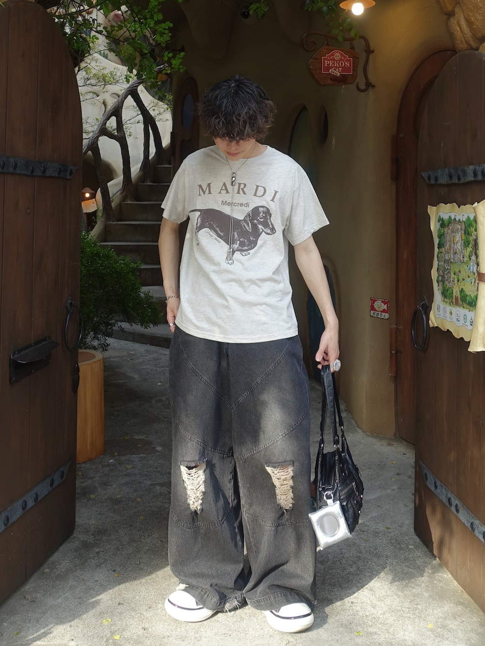 グレー系のTシャツ/カットソー、ブラック系のデニムパンツ、ブラック系のスニーカーを着用したメンズの夏コーディネートの2枚目の写真