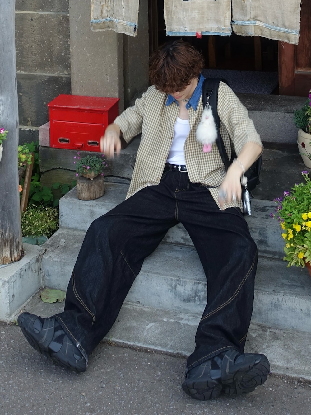 ブラック系のボディバッグ/ウエストポーチ、ブルー系のシャツ/ブラウス、ブルー系のデニムパンツを着用したメンズの夏コーディネートの2枚目の写真