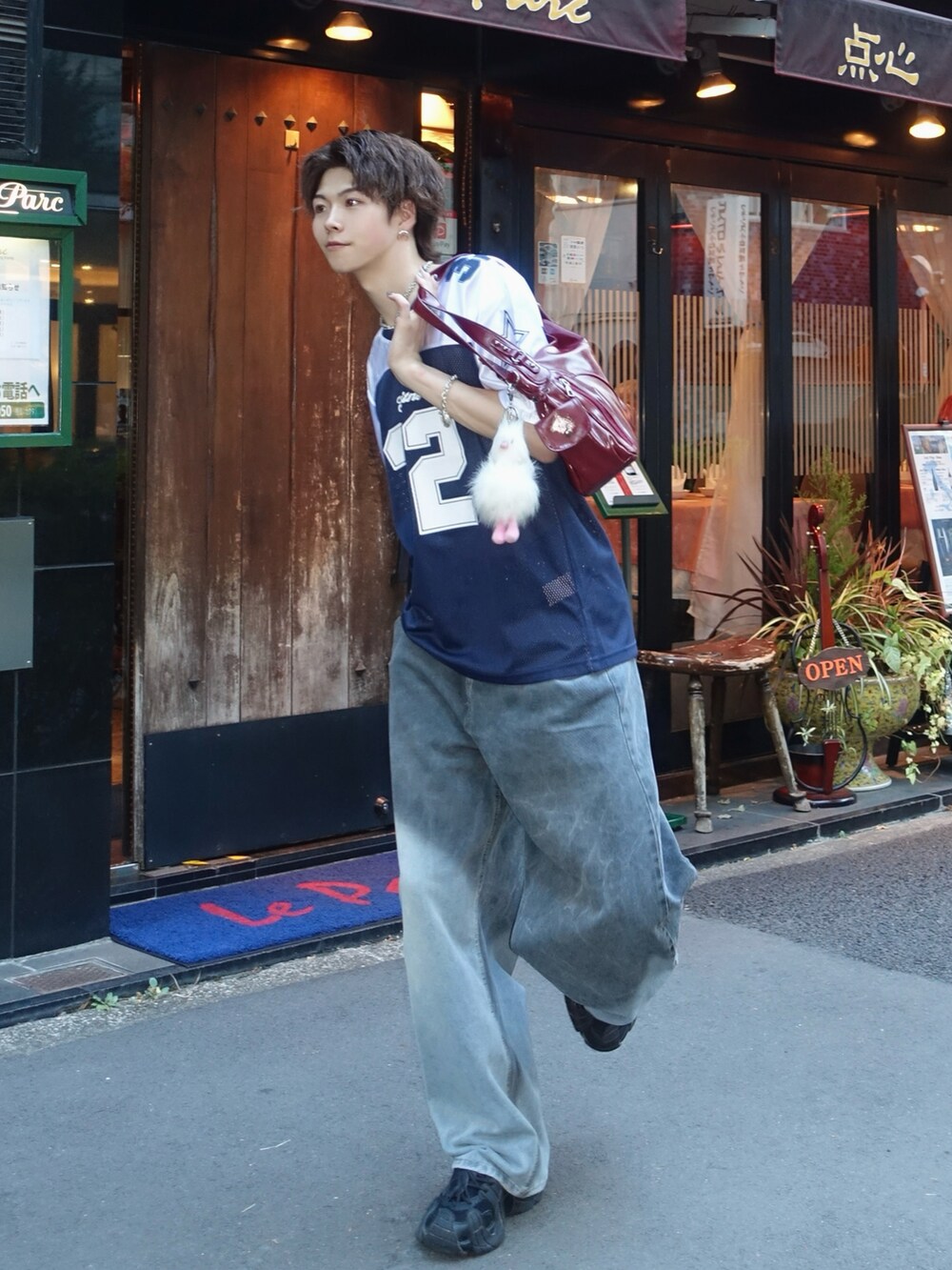 ホワイト系のTシャツ/カットソー、ブルー系のデニムパンツ、ブラック系のスニーカーを着用したメンズの夏コーディネートの2枚目の写真