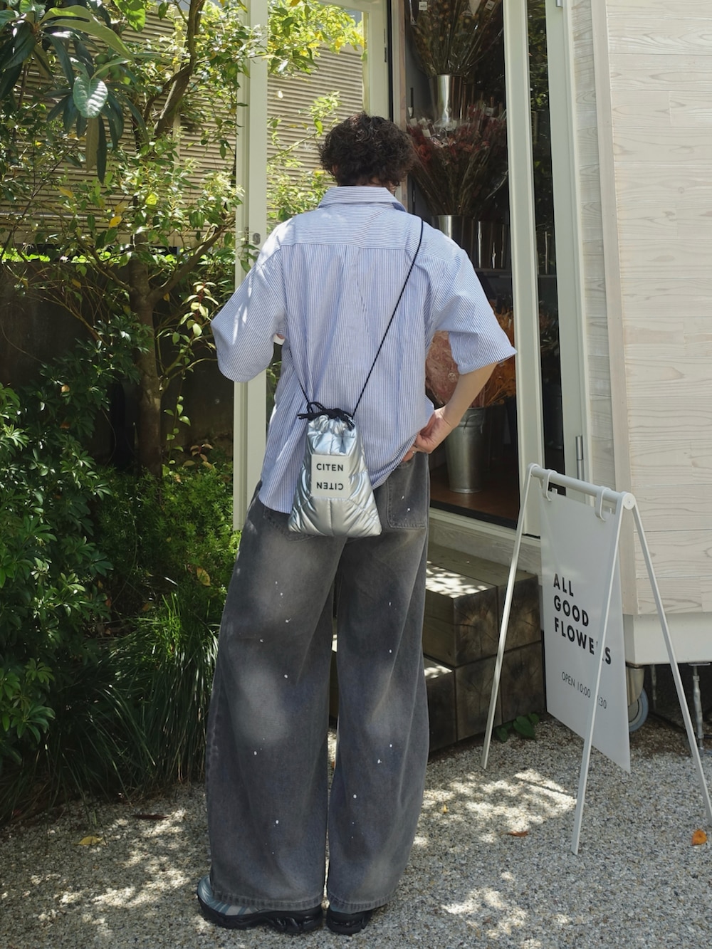 ブルー系のシャツ/ブラウス、グレー系のデニムパンツ、ブルー系のスニーカーを着用したメンズの夏コーディネートの2枚目の写真