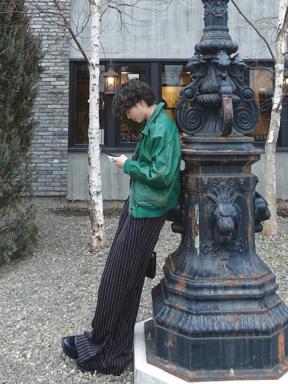 グリーン系のその他アウター、ホワイト系のTシャツ/カットソー、ブラック系のスラックスを着用したメンズの春コーディネートの2枚目の写真