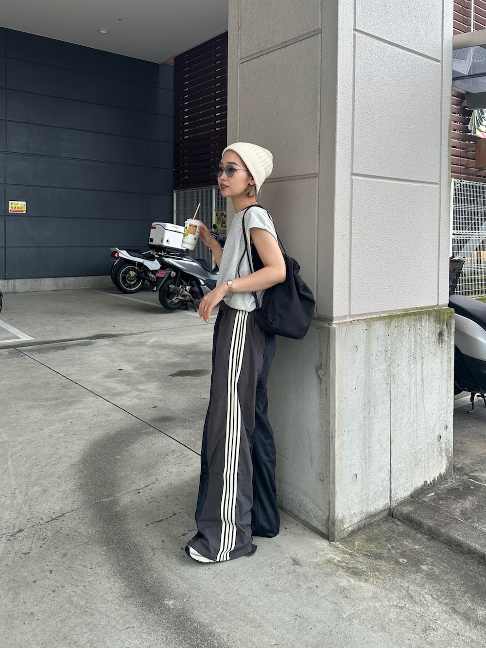 「アツいコーデ全部見せ、大人カジュアル、秋服準備はじめました、シンプルスタイル、大人かわいい、おでかけコーデ、シンプルコーデ、ラインパンツ、スポーツミックス、etsinta、タックイン、ニット帽、ブラック、CIAOPANIC TYPY」｜「CIAOPANIC TYPYの接触冷感ノースリレイヤードタンク（タンクトップ、グレー系）」を使った、ponsan0529さん（レディース・156cm）の夏コーディネートの2枚目の写真