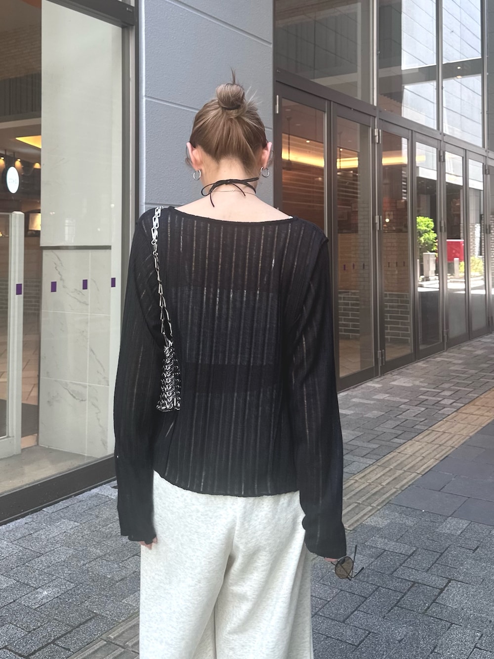 グリーン系のカーディガン/ボレロ、ホワイト系のスウェットパンツを着用したレディースの夏コーディネートの2枚目の写真