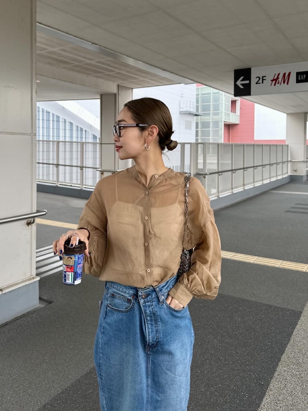 「春のNewスタイル、デニム、デニムスカート、デニムロングスカート、お出かけコーデ、シアーシャツ、ボリューム袖、お花見コーデ、メガネ女子、CIAOPANIC TYPY、チャオパニックティピー(CIAOPANIC TYPY)」｜「CIAOPANIC TYPYの【KELLY】vintagedenimタイトスリットスカート（デニムスカート、ブルー系）」を使った、ponsan0529さん（レディース・156cm）の春コーディネートの3枚目の写真