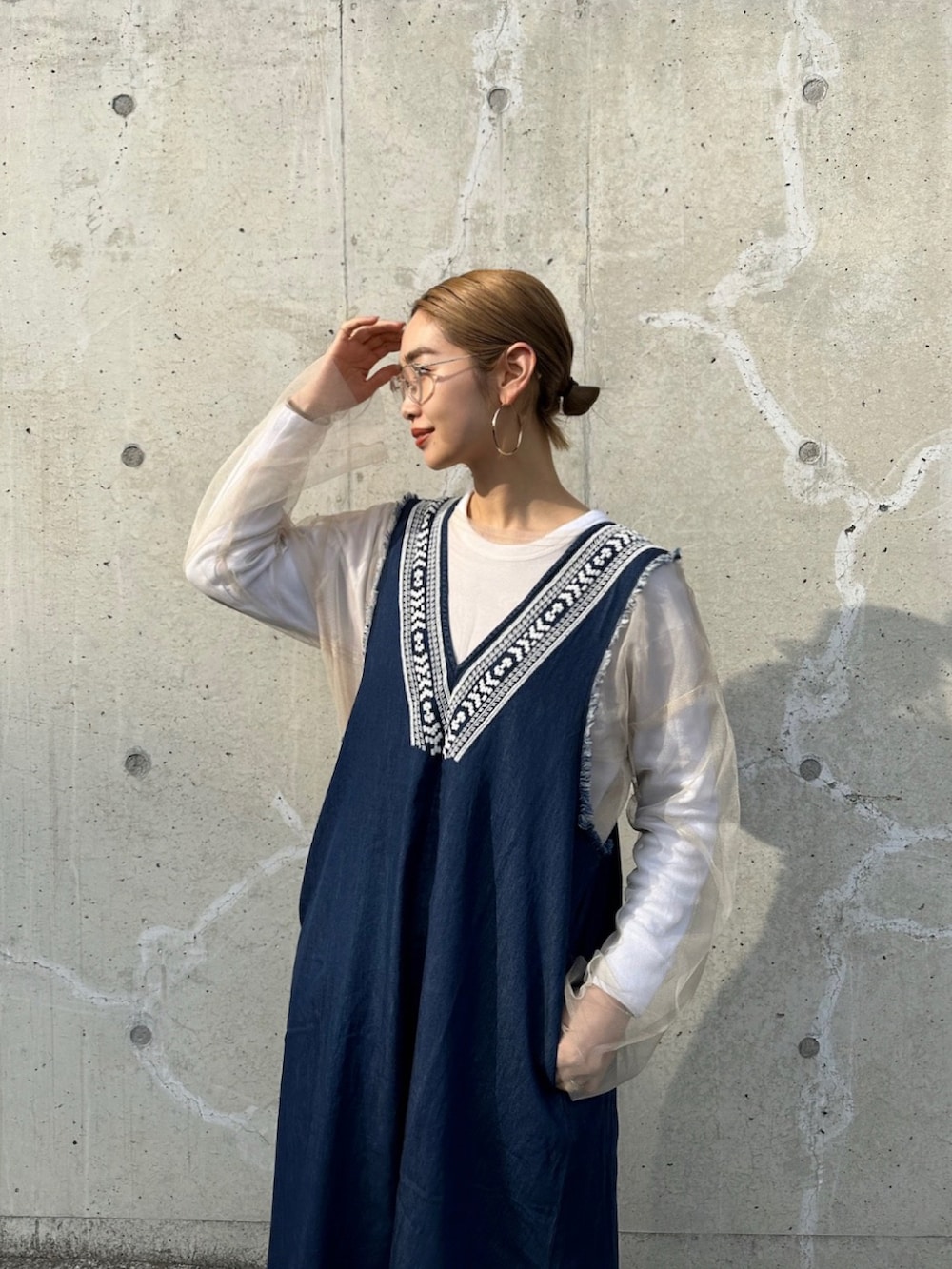 「春カラー、#春コーデ、デニムワンピース、ワンピースコーデ、刺繍ワンピース、大人カジュアル、トレンドコーデ、春ワンピ、CIAOPANIC TYPY、チャオパニックティピー(CIAOPANIC TYPY)」｜「CIAOPANIC TYPYの【india】デニム刺繍Vネックワンピース（ワンピース、ブルー系）」を使った、ponsan0529さん（レディース・156cm）の春コーディネートの3枚目の写真