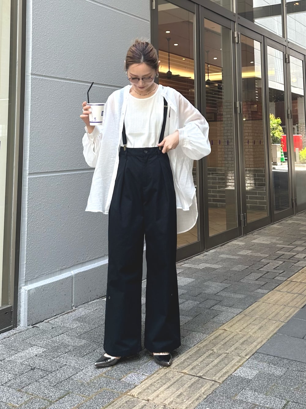 ブラック系のサロペット/オーバーオール、ホワイト系のシャツ/ブラウスを着用したレディースの春コーディネートの3枚目の写真