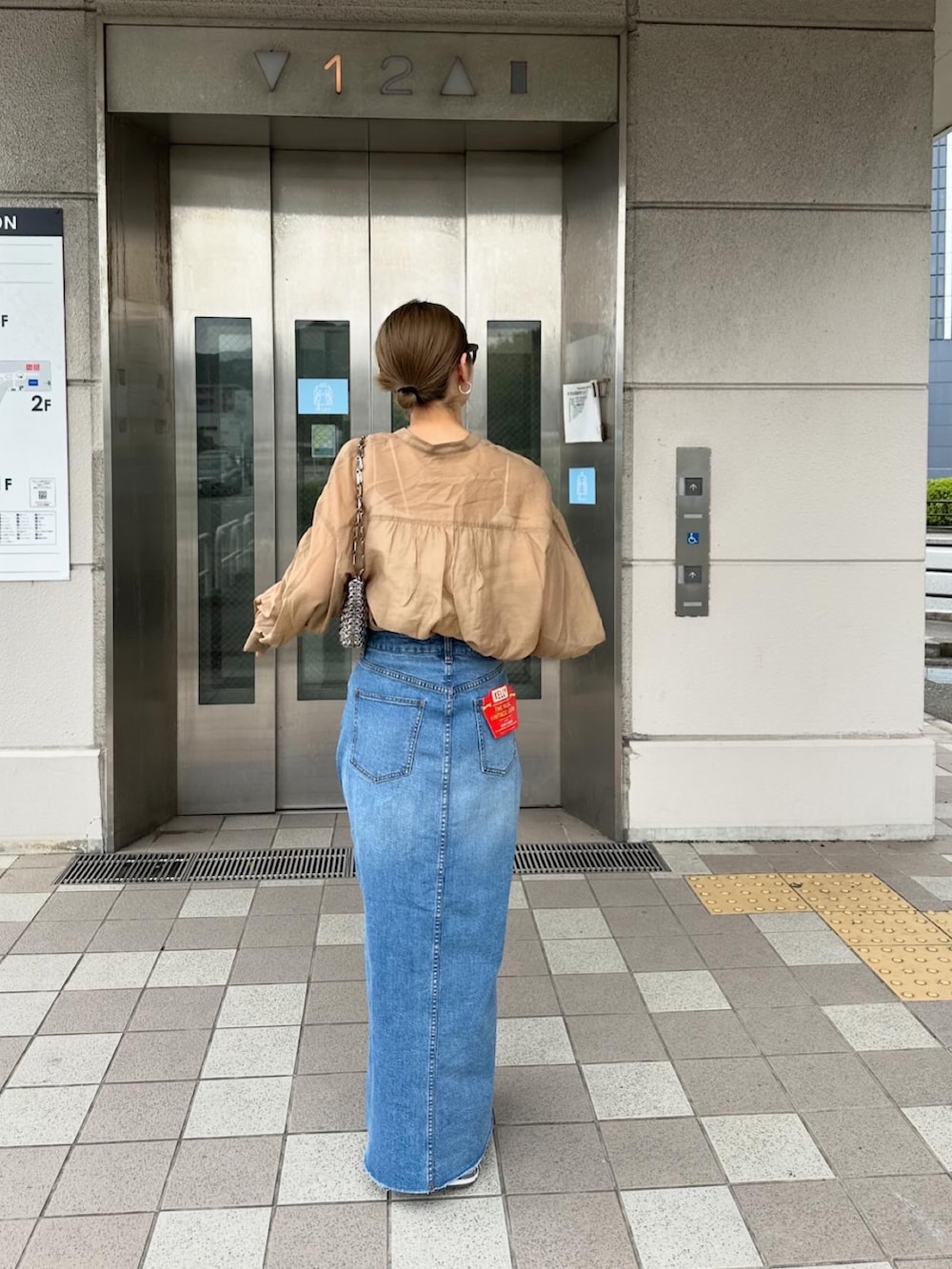 「春のNewスタイル、デニム、デニムスカート、デニムロングスカート、お出かけコーデ、シアーシャツ、ボリューム袖、お花見コーデ、メガネ女子、CIAOPANIC TYPY、チャオパニックティピー(CIAOPANIC TYPY)」｜「CIAOPANIC TYPYの【KELLY】vintagedenimタイトスリットスカート（デニムスカート、ブルー系）」を使った、ponsan0529さん（レディース・156cm）の春コーディネートの2枚目の写真