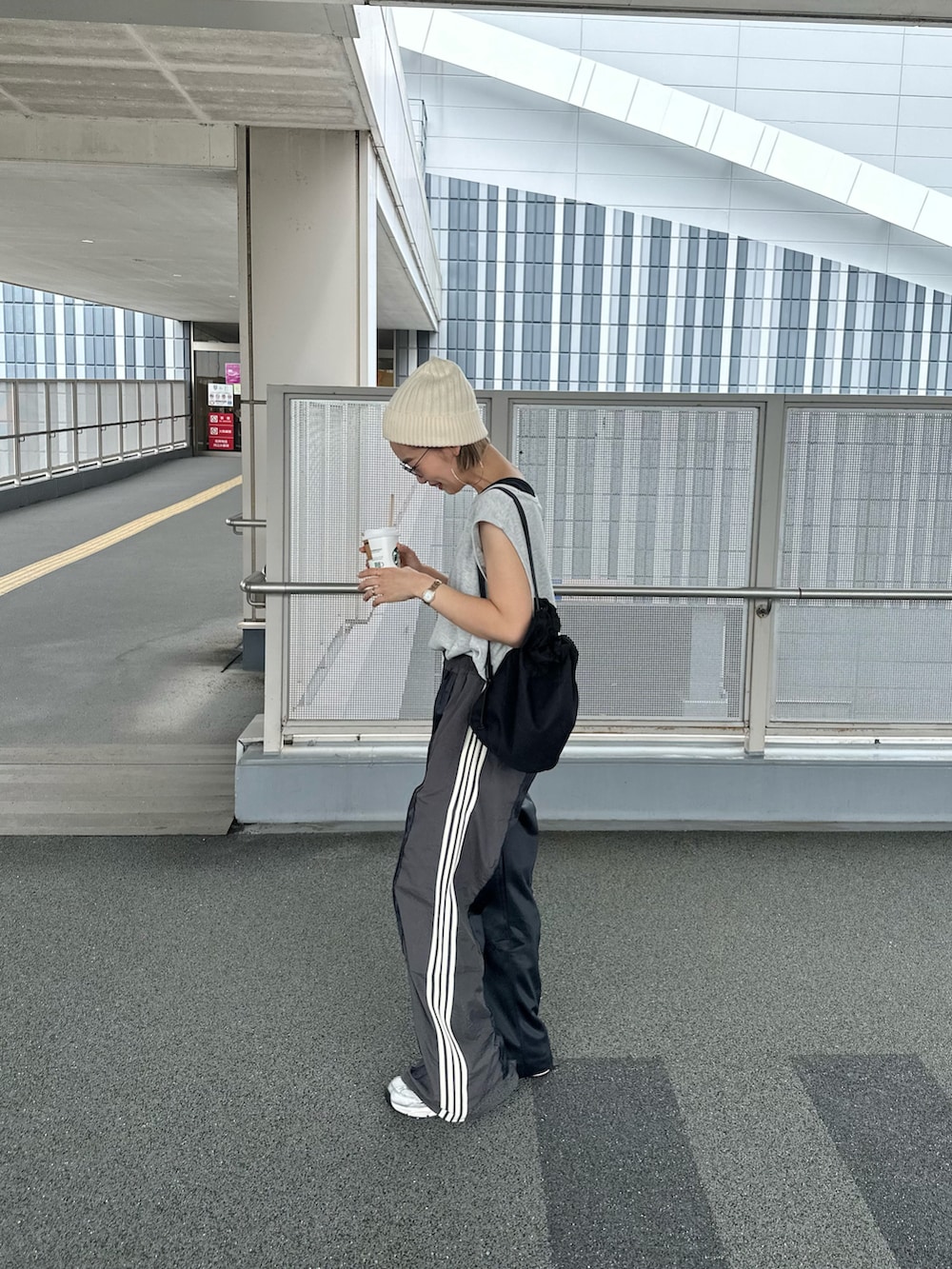 「アツいコーデ全部見せ、大人カジュアル、秋服準備はじめました、シンプルスタイル、大人かわいい、おでかけコーデ、シンプルコーデ、ラインパンツ、スポーツミックス、etsinta、タックイン、ニット帽、ブラック、CIAOPANIC TYPY」｜「CIAOPANIC TYPYの接触冷感ノースリレイヤードタンク（タンクトップ、グレー系）」を使った、ponsan0529さん（レディース・156cm）の夏コーディネートの3枚目の写真