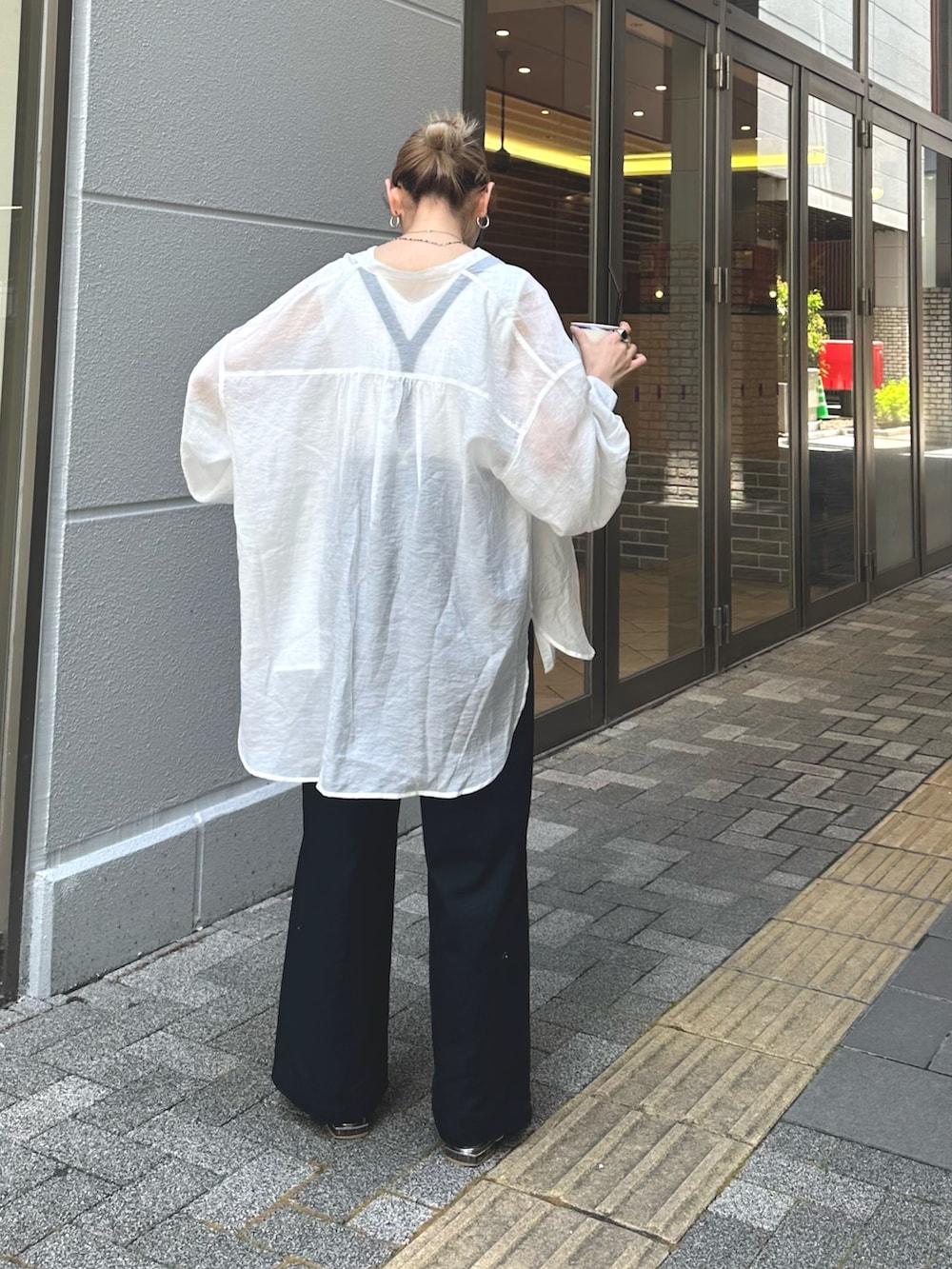 ブラック系のサロペット/オーバーオール、ホワイト系のシャツ/ブラウスを着用したレディースの春コーディネートの2枚目の写真