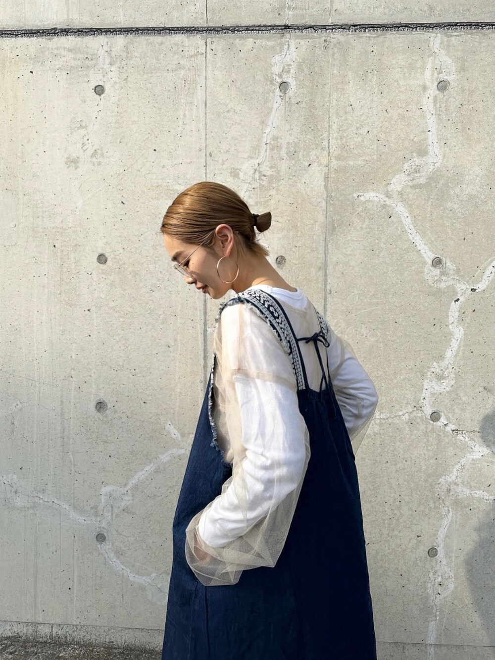 「春カラー、#春コーデ、デニムワンピース、ワンピースコーデ、刺繍ワンピース、大人カジュアル、トレンドコーデ、春ワンピ、CIAOPANIC TYPY、チャオパニックティピー(CIAOPANIC TYPY)」｜「CIAOPANIC TYPYの【india】デニム刺繍Vネックワンピース（ワンピース、ブルー系）」を使った、ponsan0529さん（レディース・156cm）の春コーディネートの2枚目の写真