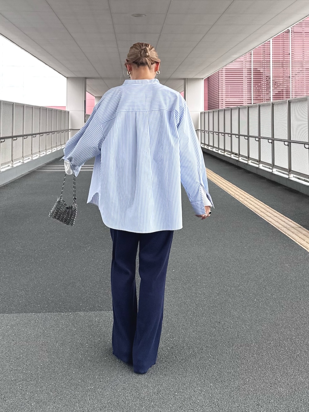 グレー系のその他パンツ、ブルー系のシャツ/ブラウス、ホワイト系のTシャツ/カットソーを着用したレディースの春コーディネートの2枚目の写真